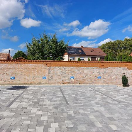 Linden Apartman 106 - Adults Only Mosonmagyaróvár Buitenkant foto