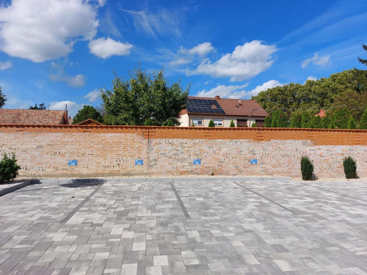 Linden Apartman 106 - Adults Only Mosonmagyaróvár Buitenkant foto